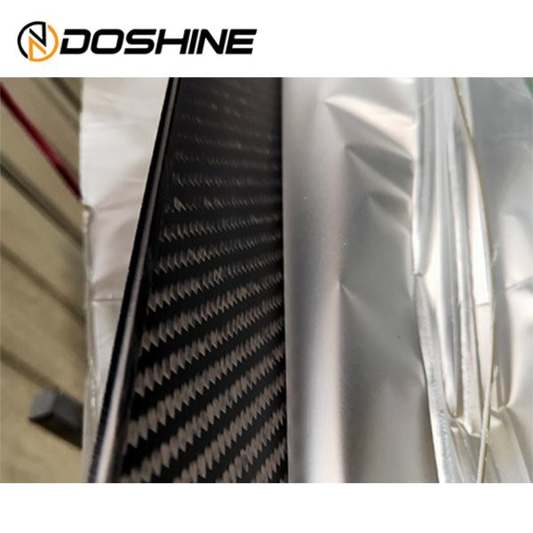 يتم إنتاج ألواح ألياف الكربون في خزانات الضغط الساخنة